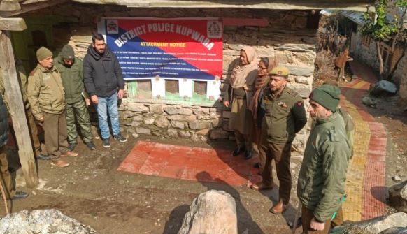 'जम्मू-कश्मीर पुलिस ने कुपवाड़ा में दो कुख्यात तस्करों की संपत्तियां कुर्क कीं | '